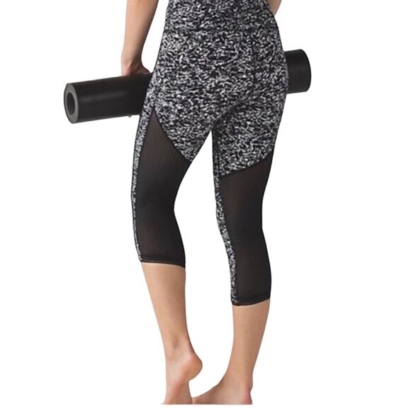 Lululemon Deep Breath Black & White Crop Leggings Size 6 - Picture 1 of 7
